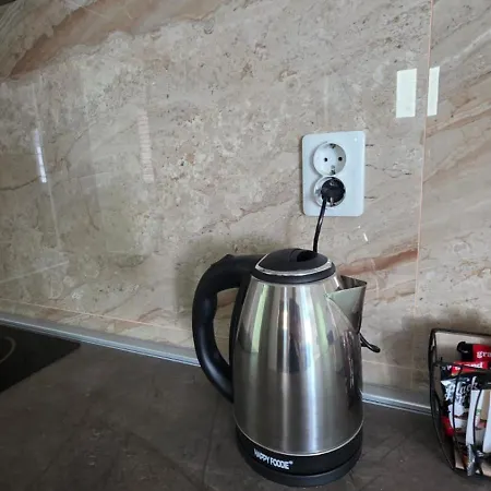 Apartman Ameti 6 New Near Airport דירה
