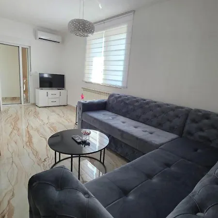 Apartman Ameti 6 New Near Airport דירה