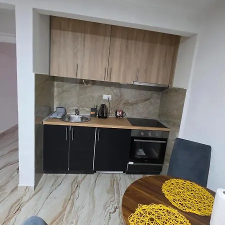 Apartman Ameti 6 New Near Airport דירה *