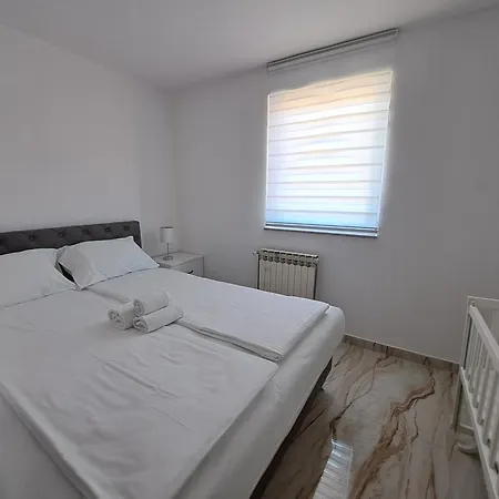 Apartman Ameti 6 New Near Airport דירה