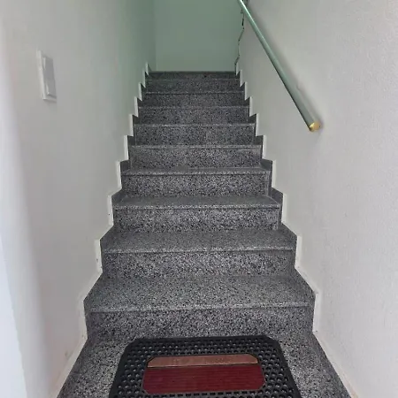 Apartman Ameti 6 New Near Airport דירה